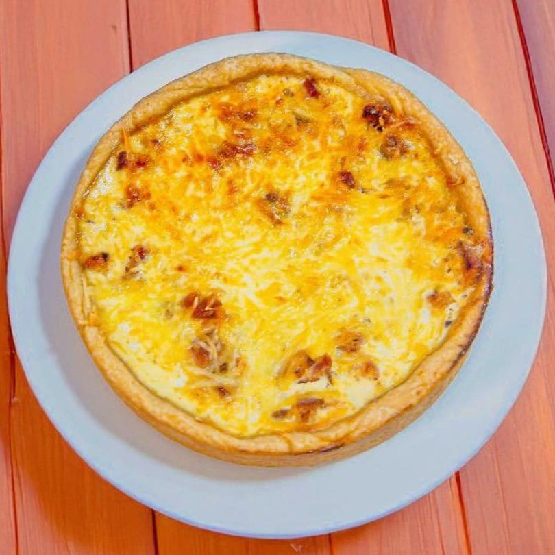 Inspirada na tradicional receita italiana, essa quiche traz uma explosão de sabor com bacon crocante, queijo e um creme suave e aveludado. Uma experiência gastronômica única! Porção individual