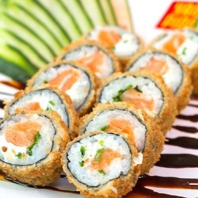 Pele de Salmão, cream cheese, cebolinha, gergelim, arroz, alga e molho teriaki. Sushi