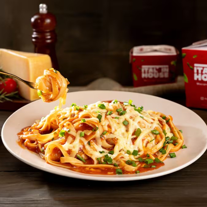 Pomodoro é uma delicioso molho à base de tomate italiano, com um toque de manjericão fresco. Oferece uma acidez equilibrada e uma textura leve e aveludada. Ideal para nossas massas e nhoque. Finalizado com queijo e cebolinha.