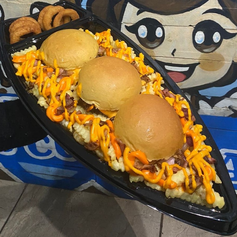 Combo 3 Smash Primu's + porções de Batatas com cheddar, cream cheese e bacon (Pão brioche, carne,  fatias de cheddar, bacon, ovo, alface, tomate e molho.