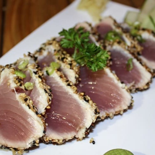 Atum empanado em gergelim preto e branco com molho teriaki.