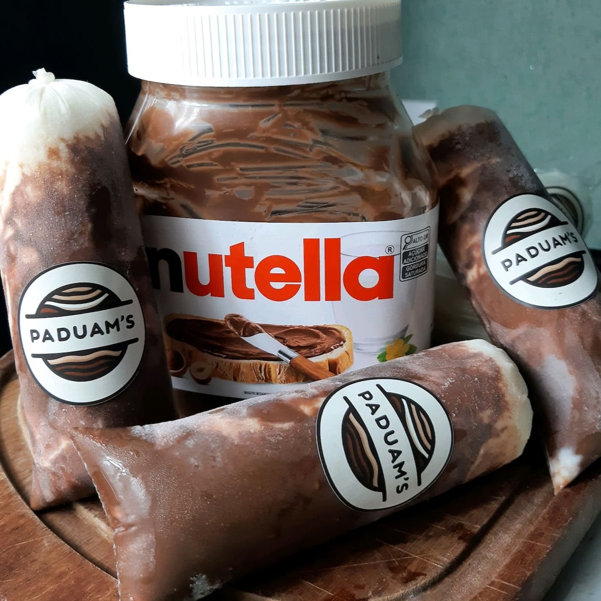 Uma das combinações mais amadas em versão gelada! Feito com uma base super cremosa de leite Ninho e recheado com uma generosa camada de Nutella. Cada mordida derrete na boca, misturando o sabor suave do Ninho com o toque marcante do creme de avelã. Doce, cremoso e perfeito para quem ama um sabor intenso e envolvente!