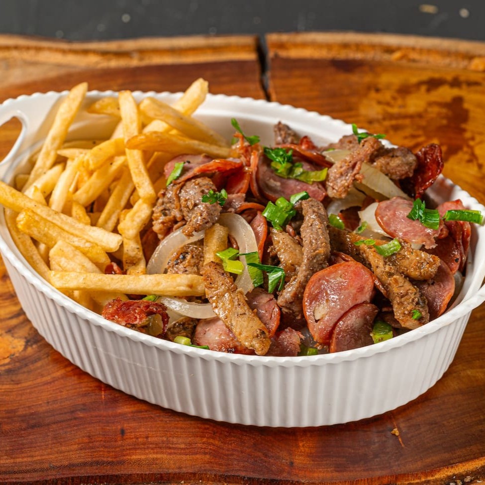 Delicioso churrasquinho misto com fritas. Carne, frango e linguiça calabresa.