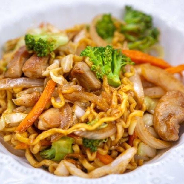 Massa oriental com legumes, molhos shoyu, tonkatsu, hondashi, ajinomoto, alho e frango grelhado.