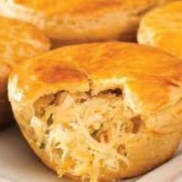 Descubra o prazer de saborear a nossa Deliciosa Empada de Frango. Cuidadosamente elaborada, essa obra-prima da categoria 'Empada e Empadão' é recheada com um frango suculento e tenro, temperado à perfeição. A massa, crocante e amanteigada, derrete na boca, criando uma experiência culinária inesquecível. Ideal para um lanche rápido ou para surpreender os convidados em qualquer ocasião. A nossa empada é a refeição perfeita que une sabor e conforto em cada mordida.