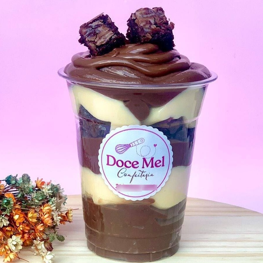 Copo com aprox.:400gr de pura delícia. Feito com combinação perfeita de creme de Ninho ultra cremoso, Brownie caseiro macio e chocolatudo, Nutella generosa para aquele toque especial e nosso divino brigadeiro de chocolate.   --------- tags --------- Bolo gelado , cheesecake , cupcake , fatia , caseirinho , piscina , piscininha , bolo de pote , bolo no pote , bento cake , vulcão , Docinhos , brigadeiro , brigadeirão , copo da felicidade , brownie , coockie , musse , mousse , afogadinho , banoffe , pudim , pão de mel , tartelete , cone trufado , trufas , macaron , churros , pavê , pizza doce , bombom , quebra queixo , pé de moleque , açaí , maçã do amor , geleia , Fit , saudável , sem açúcar , lactose , glúten , zero , funcional , biomassa , low carb , 50% , 70% , Suco Natural , light , dieta , donuts , charge , café , travessa , Petit gateau , rabanada , Oreo , kitkat , ferrero rocher , Sonho de Valsa , Kinder Bueno , Ouro Branco , Nutella , nutela , Prestígio , Ninho , nozes ,  granulê