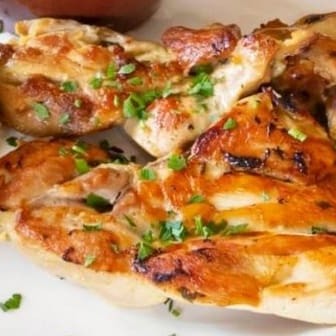 Delicia de file de sobre coxa gretinado com queijo acompanhado de arroz, feijáo farofa+um acompanhamento a sua escolha(feijãoe farofa vai separado) escolha seu acompanhamento