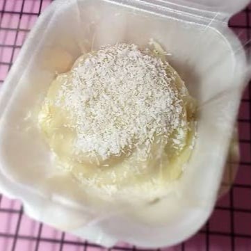 Uma deliciosa massa amanteigada de cacau com brigadeiro beijinho de coco finalizado com coco