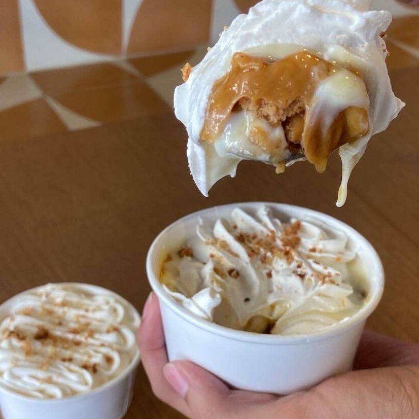 Banana caramelizada, biscoito da casa, doce de leite, creme e chantilly