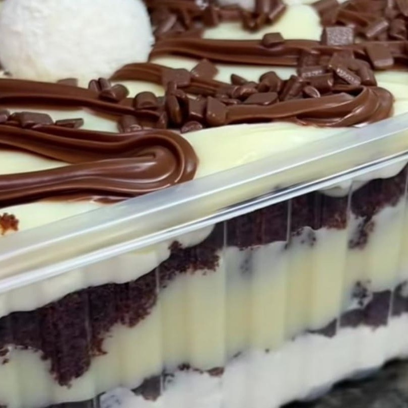 Delicioso mousse de Ninho com bolo de chocolate e bastante Nutella e doce de leite Ninho e granulado de chocolate