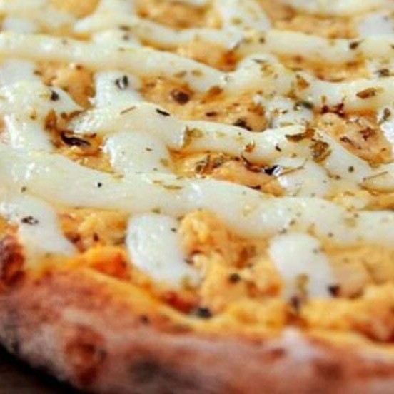 Molho de tomate, muçarela, frango desfiado e Catupiry.