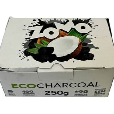 Carvão de Coco Zomo 250g Carvão ultra resistente hexagonal, o formato perfeito que proporciona um melhor manuseio durante a sessão.  Os carvões além de darem aquele calor maroto para acender a Shisha, não possuem cheiro e não dão gosto. Pode acender sem medo que o único sabor que você vai sentir vai ser da sua essência.   Além de um calor sensacional, o #Myecocharcoal possui uma ultra resistência, garantindo uma sessão de mais de 90 minutos. Com isso é só preparar o rosh, controlar o carvão e ficar relax.   Pensando no nosso meio ambiente, os carvões são produzidos observando todas as regras de cuidado com o ambiente, são utilizadas cascas do coco para a fabricação e materiais naturais que não prejudicam o nosso mundão.       Características:  - Marca: Zomo - Quantidade: 1 Caixa de 250                                                                                                                                                                              g