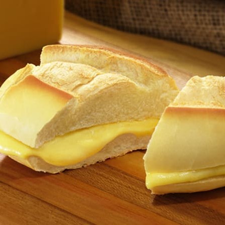 Pão francês, suiço ou de forma, com queijo prato ou mussarela e manteiga, quente ou frio ( favor colocar na observação)