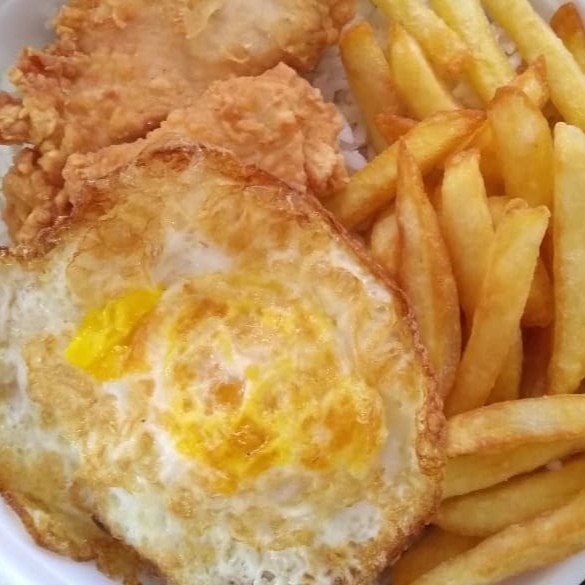 Maravilha de file de frango a cavalo acompanhado de arroz, feijáo farofa+um acompanhamento a sua escolha(feijãoe farofa vai separado) escolha seu acompanhamento