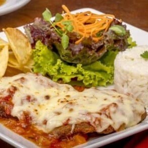 Proteína de 150gr + 4 acompanhamentos, pensado especialmente para você que aprecia uma refeição personalizada. Este prato oferece uma seleção  de proteínas, acompanhadas por quatro guarnições de sua preferência. Ideal para uma pessoa, esta refeição combina o aconchego da comida feita em casa com a sofisticação de um prato gourmet. Escolha seus ingredientes favoritos e desfrute de uma experiência culinária única e saborosa.