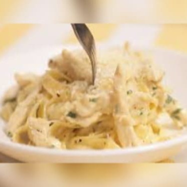 O Fettuccine de Frango com Molho Branco, da categoria Especial Fettuccines, é uma delícia irresistível. A combinação do macarrão fettuccine, feito com perfeição, com o frango suculento, bem temperado e o molho branco cremoso, exala um aroma encantador que certamente irá aguçar o seu paladar. Cada garfada é uma experiência única de sabor e textura. Este prato é o epítome da sofisticação e da culinária italiana. Aprecie e sinta cada detalhe desse prazer gastronômico.