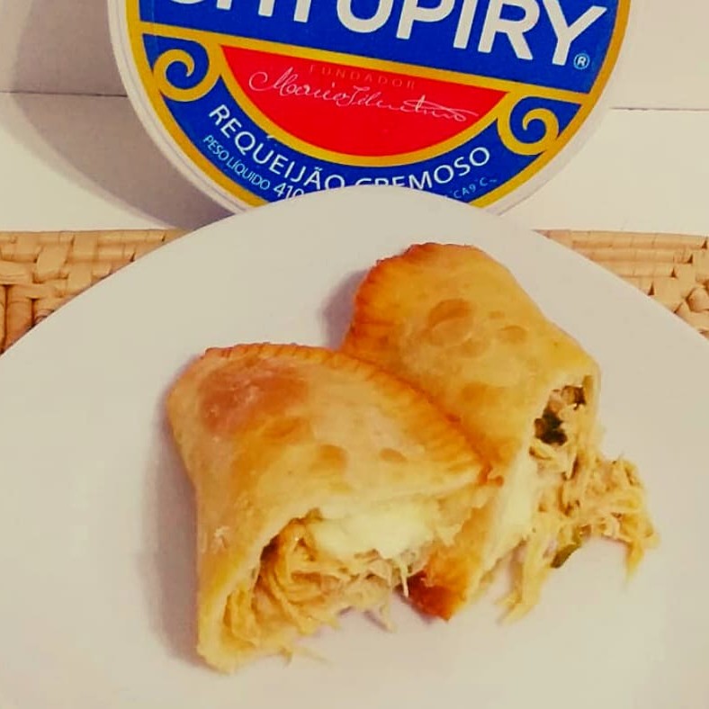 Pastel de massa artesanal de 15 cm, recheado e molho caseiro com temperos naturais.