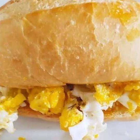 Delicioso pão francês preparado com 2 ovos.