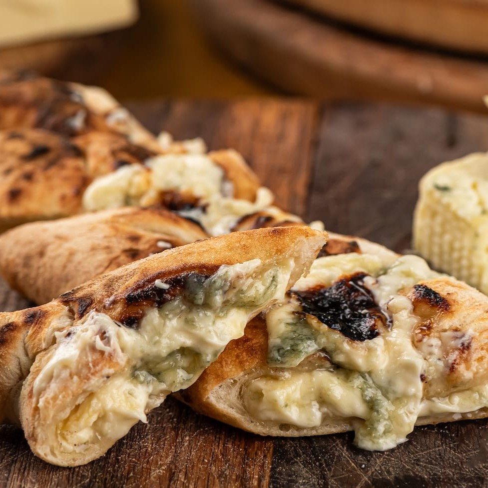 Nosso calzone aberto recheado com ganache de chocolate branco e queijo gorgonzola.