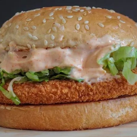 Pão, suculento frango empanado com casca fininha e crocante, queijo, alface e molho gourmet