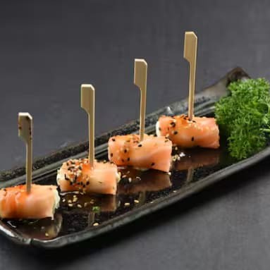 Laminas bem fininhas de salmão frescos recheados com cream chesse e geregelim.