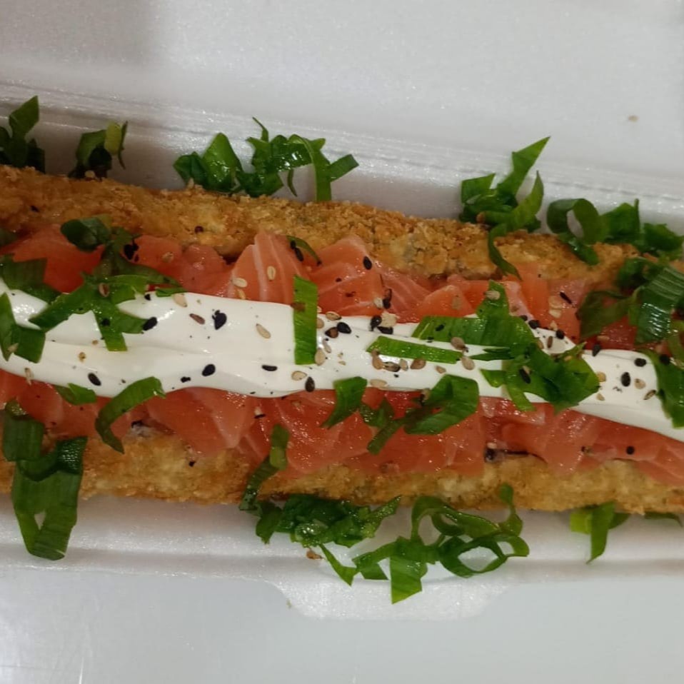 Em formato de cachorro quente,recheado com salmão,creem cheese,cebolinha e gergelim.