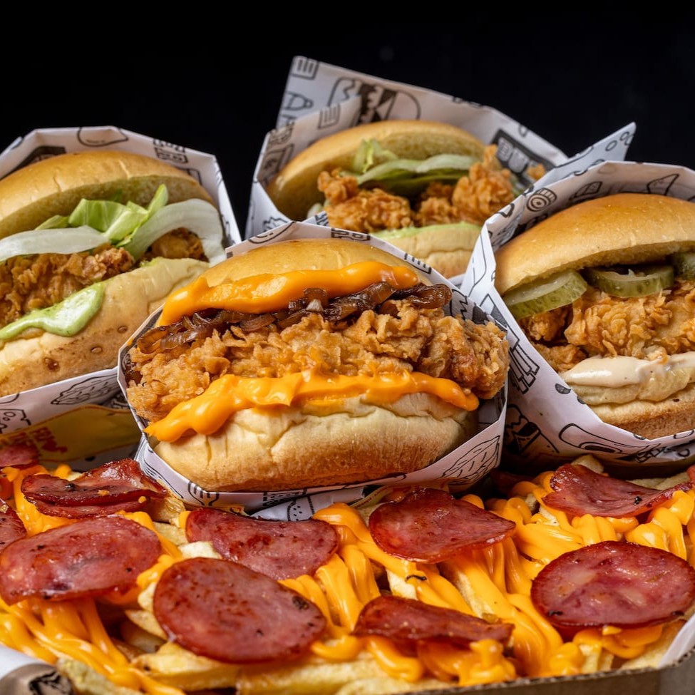 4 Croc à sua escolha, batata caprichada com cheddar, maionese verde ou maionese grill, e calabresa fatiada na chapa! Combinação perfeita pra juntar a turma, dividir sabor e fazer a fome sumir rapidinho. Peça já e garanta a festa!