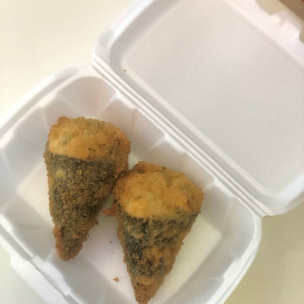 Salmão, arroz, cream cheese, empanado com farinha panko e frito