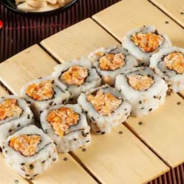 Uramaki com recheio de pasta skin, finalizado com molho teriaki, gergelim e cebolinha.