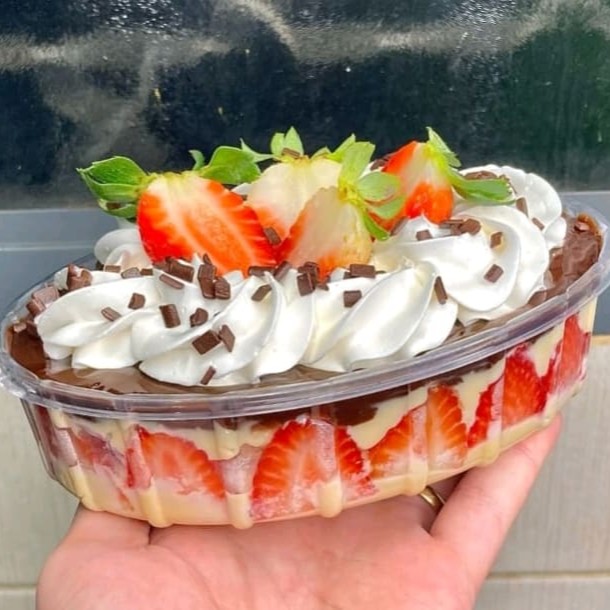 Ideal para reunião de família e festas. Morangos picados, uma camada do nosso maravilhoso creme de ninho e uma camada de recheio cremoso de brigadeiro 50% cacau, finalizado com chantilly cremoso, morangos e granulado de chocolate nobre. O tempo de entrega da travessa pode variar conforme a demanda. Tamanho: 1 Litro