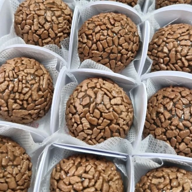 Brigadeiro 50% cacau com granulado ao leite.