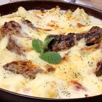 Desfrute de 400g de tiras de filé mignon acebolado, servidas em um molho de queijo cremoso e cobertas com muçarela ralada. Acompanha batata frita crocante e arroz branco soltinho. Uma refeição irresistível e cheia de sabor!