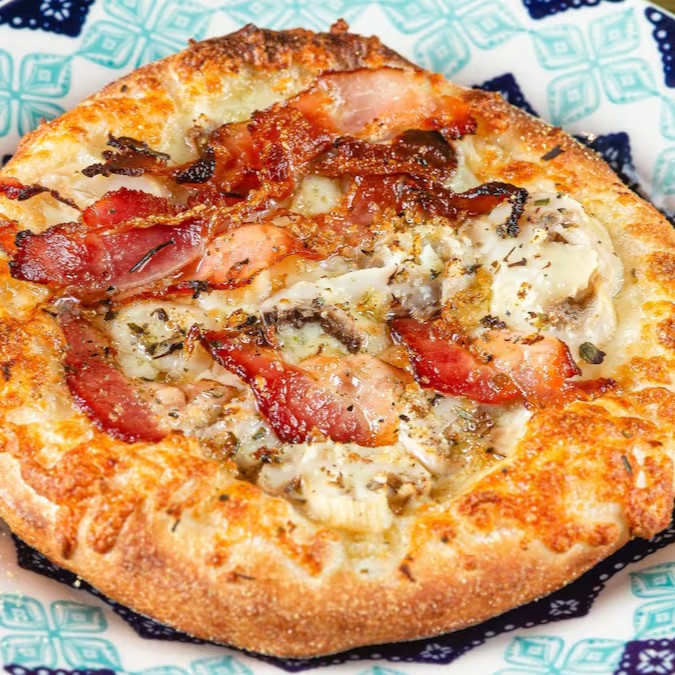 Esfiha Gourmet de Champignon com Bacon Crocante: Recheio de champignon fresco, mussarela derretida e bacon crocante. Uma explosão de sabor e textura irresistível!