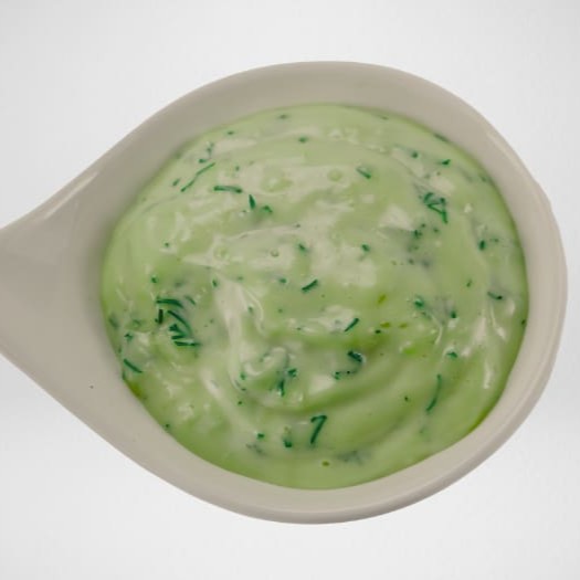 Feita com cebolinha fresca, nossa maionese verde é leve, saborosa e cheia de frescor, combinando perfeitamente com frango crocante e saladas.