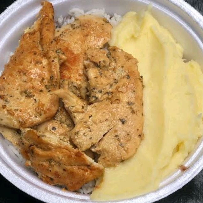 Nosso delicioso frango grelhado com pure de batata acompanha arroz e feijão!