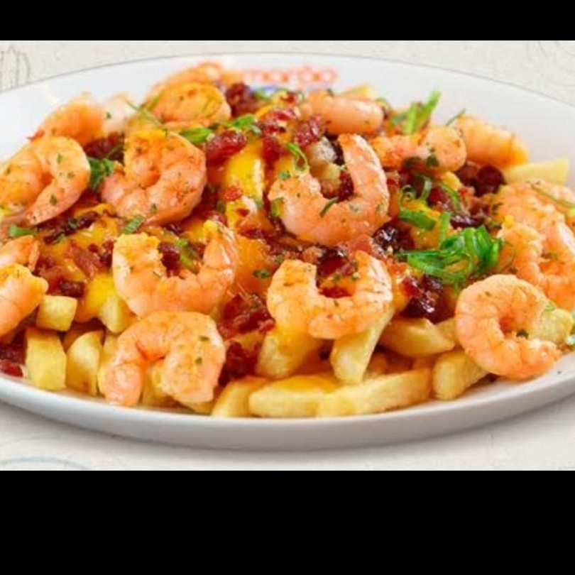 Batata frita com Camarão, cheiro verde e alho torrado e queijo