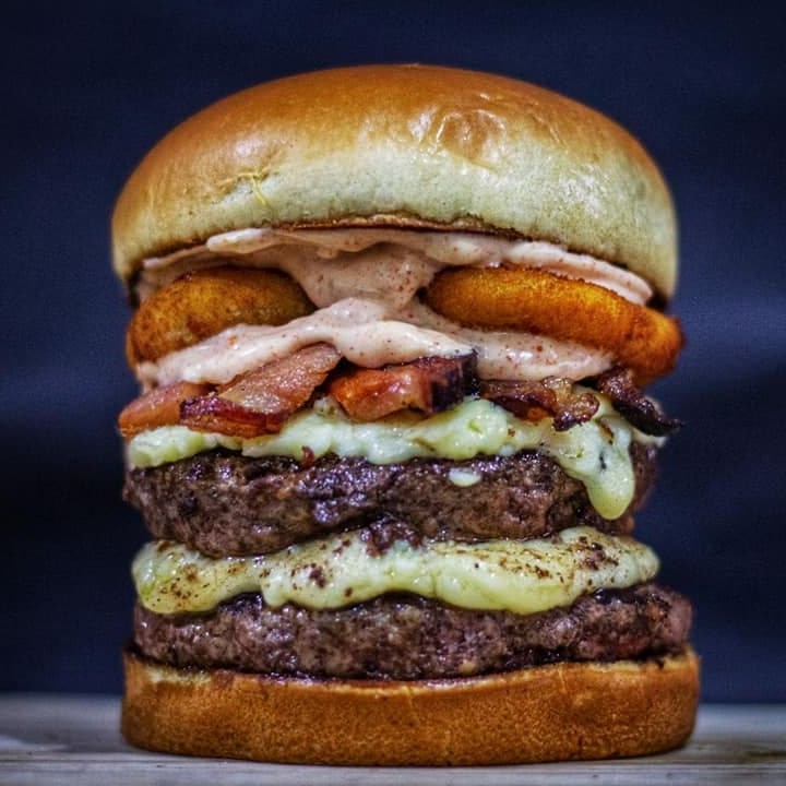 Pão de brioche,2 carne artesanal 100g , mussarela com requeijão, cebola empanada (onion rings), bacon, molho gourmet que deu o nome(pápricas e alho poró)