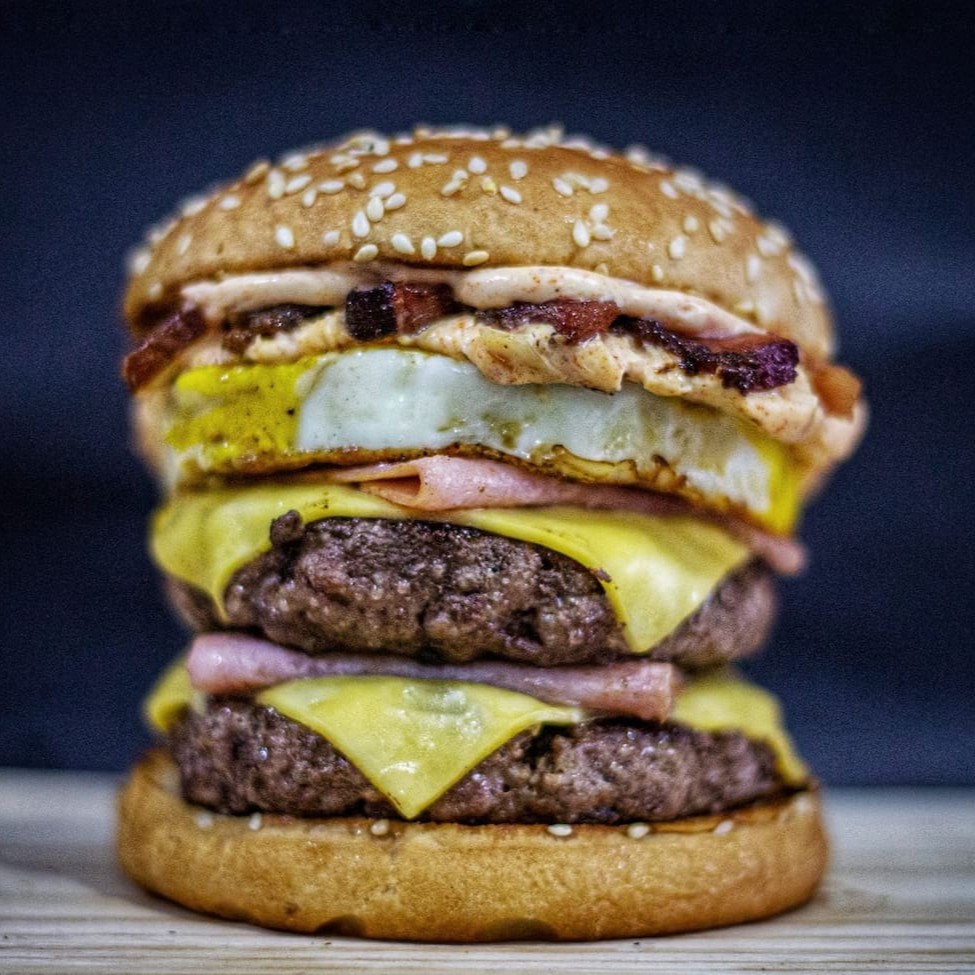 Pão com gergelim 3 camadas, 2 carnes artesanais 180g, 2 queijos , 2 presuntos, bacon, ovo e  molho especial