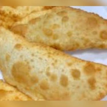 Uma unidade de Pastel Recheado com Queijo.