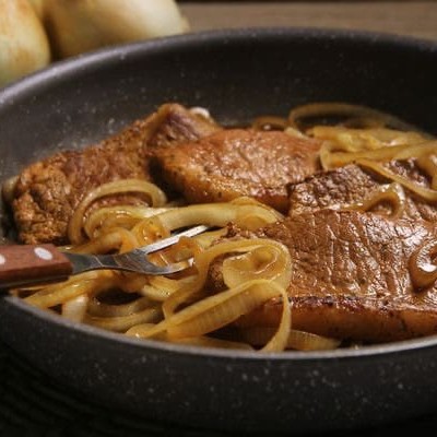 Deliciosa Marmita de bife acebolado acompanha Arroz, Feijão preto, Farofa, Macarrão e Batata Frita ou Salada verde ou Maionese .(cliente deve escolher o acompanhamento)pode troca o arroz comum por arroz integral