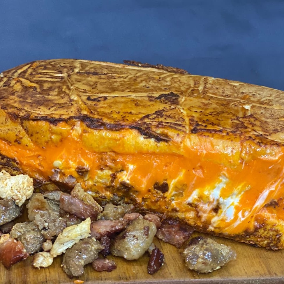 Todos acompanham: salsicha ou linguiça, milho, ervilha, maionese, mostarda e batata palha.