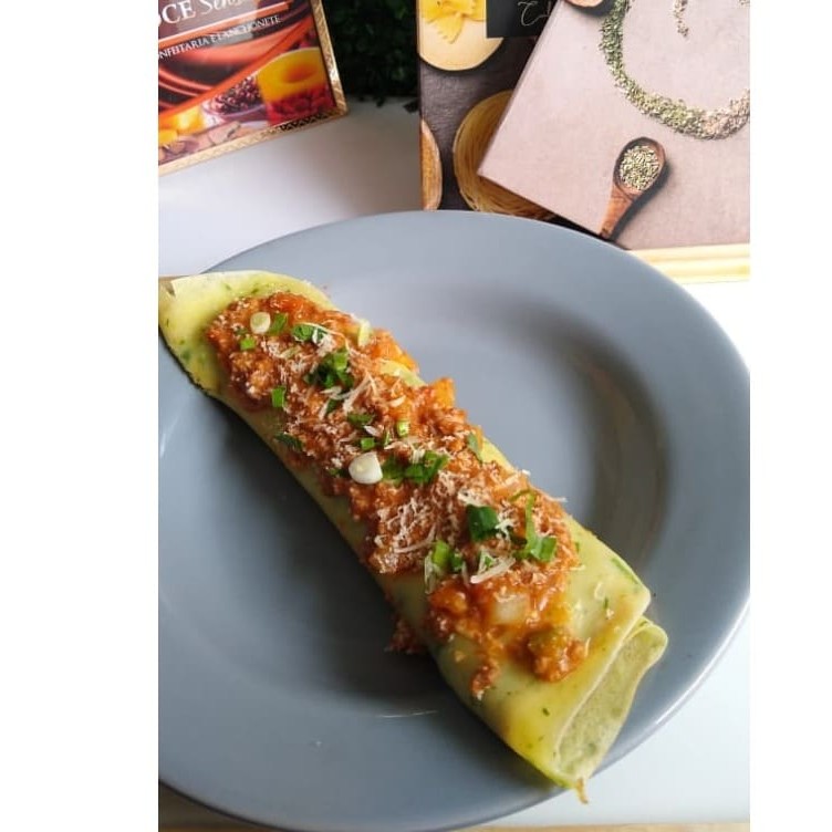 Massa de panqueca tradicional bem fininha, com queijo, presunto e carne.