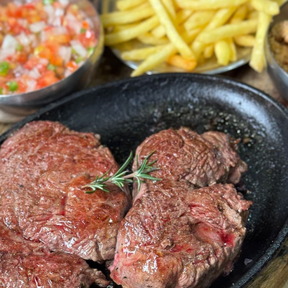 Acompanha arroz branco Tio João e Batatas fritas, Farofa torrada e Vinagrete.
