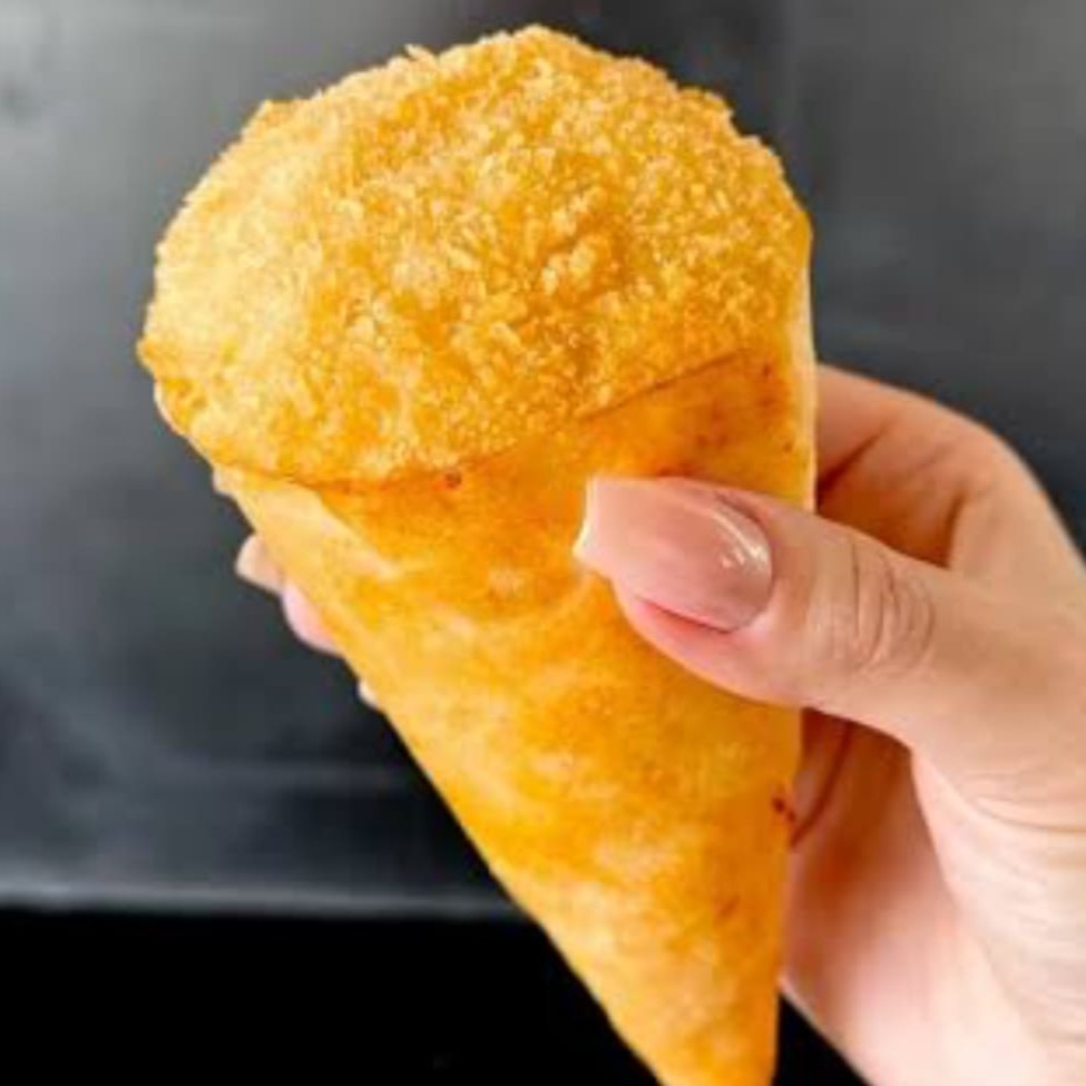 Temaki frito e quentinho feito na massa crocante de harumaki e recheio de salmão ou atum, cream cheese, cebolinha, gergelim e tempero feito minunciosamente pelo nosso Chef.