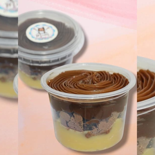 Ideal para aquele docinho pós almoço ... Servido no pote de 145ml, compõe: Uma camada de Brigadeiro cremoso de Ninho, pedaços de Brownie bem molhadinho, finalizado por uma camada de Brigadeiro cacau 50%. __Esse produto é servido gelado.__           ______Tags______________ Bolo, Brownie, copo da felicidade, bolo no pote, coca cola, chocolate, cookie, Nutella, Ninho, ferreiro rocher, Brownie no pote, morango, chocolate, brigadeiro, bolo vulcão, torta cookie, doces, chocolate, confeitaria, engenhoca , fonseca, Niterói Entrega grátis, taxa grátis, cupom de desconto, banoffe, Bombom de uva, Kinder bueno, red velvet, maracujá. Quem compra se apaixona. Pode pedir sem medo!!