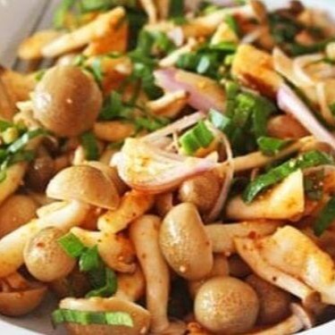 Lamém com legumes refogados no tradicional Sake Japonês e autênticos molhos chineses com tiras de Cogumelo Shimeji.  Legumes: Repolho Verde, Repolho Roxo, Brócolis e Cenoura.  Utilizamos Shoyo ligth com baixo teor de sódio (sal).  Peso aproximado dos alimentos in natura (antes da cocção).