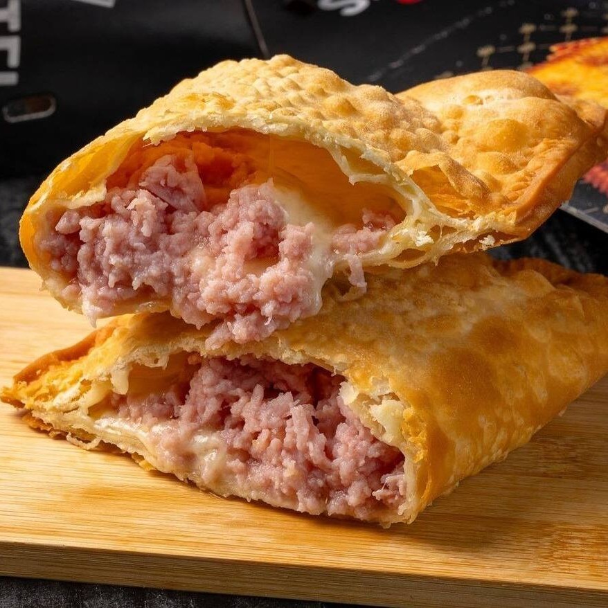 Delicioso pastel sequinho e crocante, com muito queijo mussarela, presunto, tomate e orégano.  Pastel com aproximadamente 19cm.