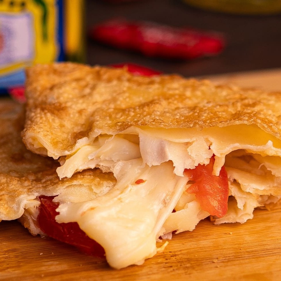 Uma homenagem a uma paixão mundial: a Pizza!  Neste pastel apresenta queijo mussarela derretido, tomate e orégano, tudo isso em uma massa sequinha e crocante.  Pastel com aproximadamente 19cm.