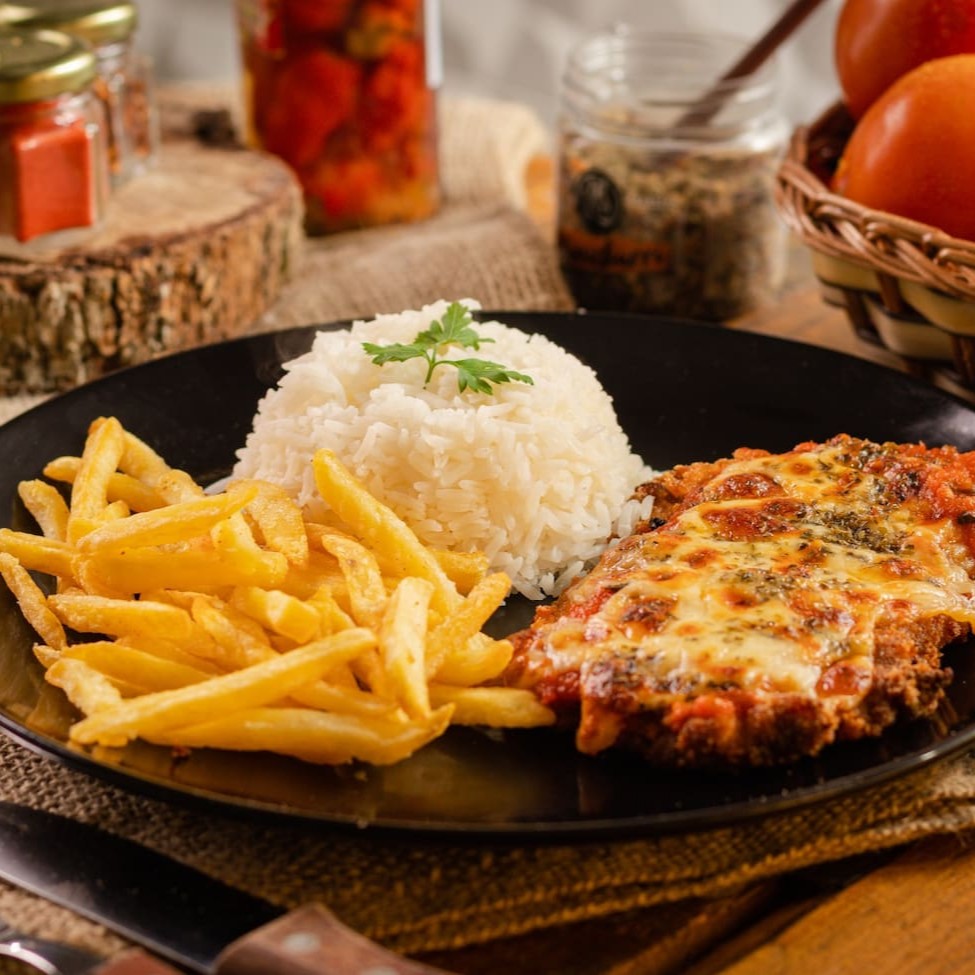Uma deliciosa fusão de suculenta carne empanada em panko, coberta por um molho de tomate caseiro e queijo derretido. Uma experiência crocante e reconfortante, perfeita para paladares exigentes.
