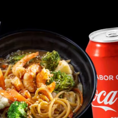 Um clássico oriental com um toque especial! Macarrão oriental salteado com legumes frescos e camarões suculentos, envoltos em um molho oriental saboroso e equilibrado. Para acompanhar, uma Coca-Cola lata (269ml) geladinha, perfeita para completar sua refeição com refrescância!